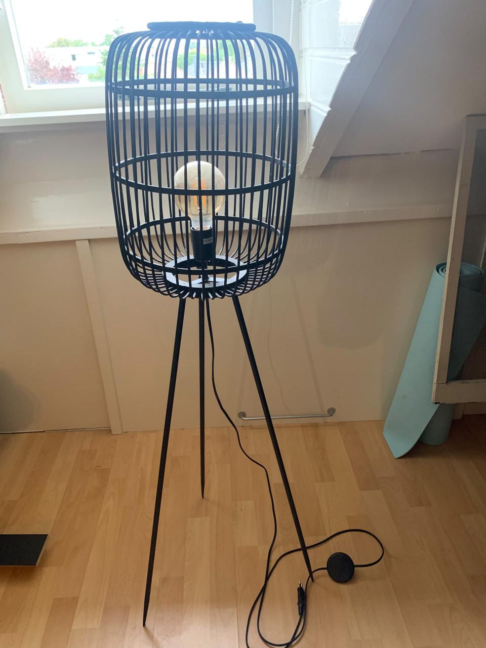 Smart TV met TVkast en staande lamp als set aangeboden.