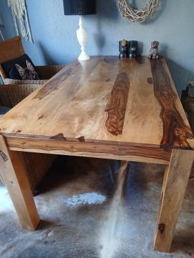 Te koop robuuste eettafel