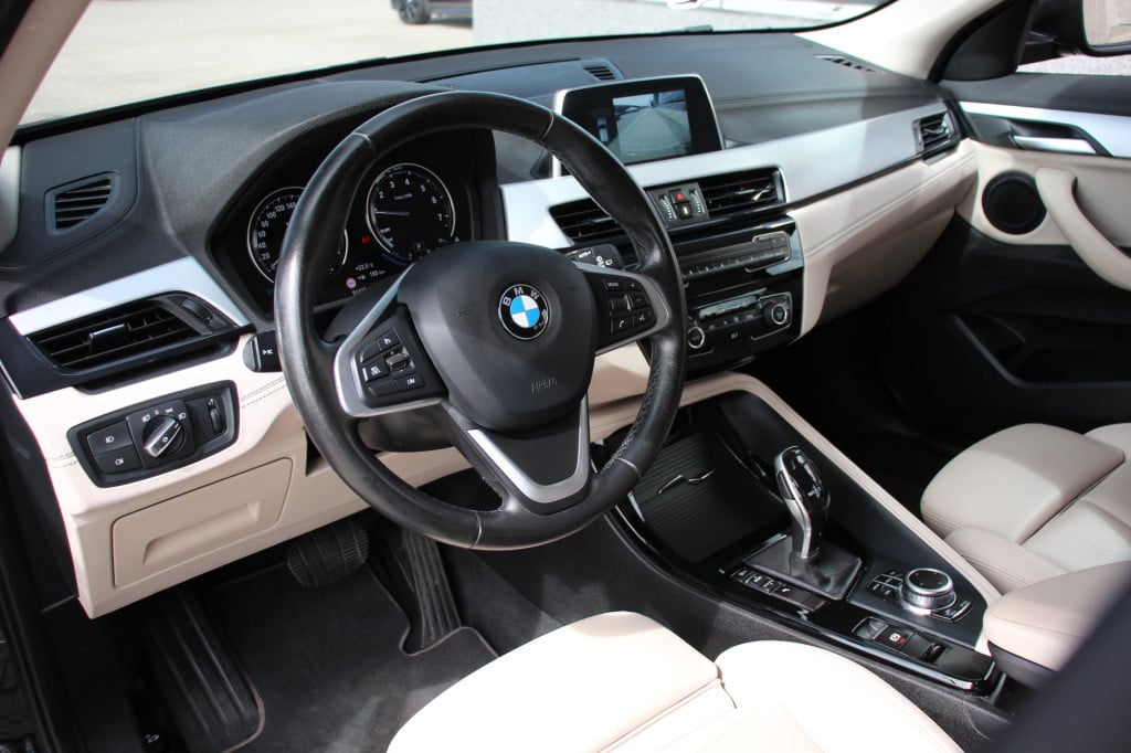 BMW X2 sdrive18i executive | leder | achteruitrijcamera | navi |