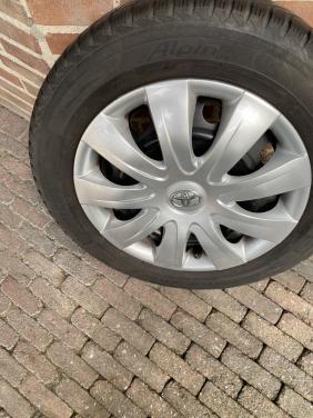 4 winterbanden op stalen velg met sierdoppen voor Yaris 2012