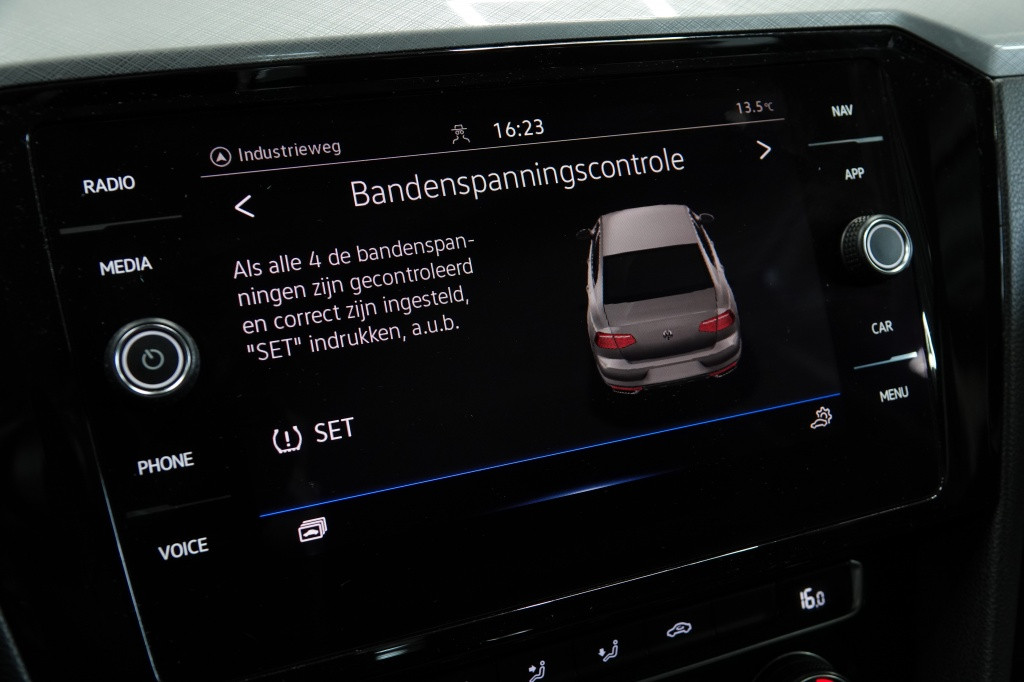 Volkswagen Passat 1.6 tdi | acc | carplay | camera | pdc |