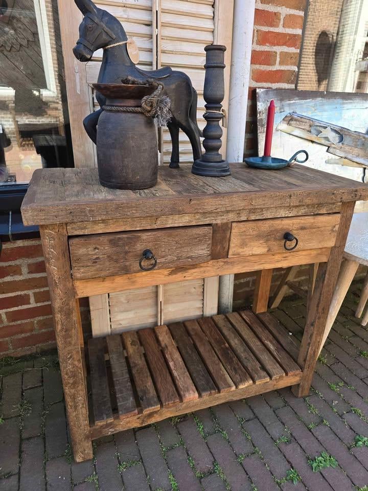 HEEL VEEL DECORATIE, VEEL VAN STOER EN SOBER, KOM GEWOON EENS LANGS