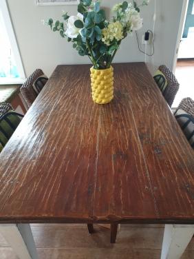 Robuuste Tafel van wagonplanken.