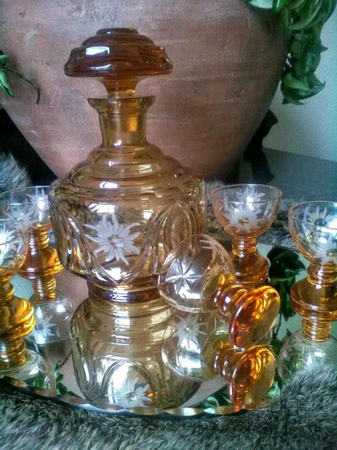 Oud likeursetje van amberkleurig persglas