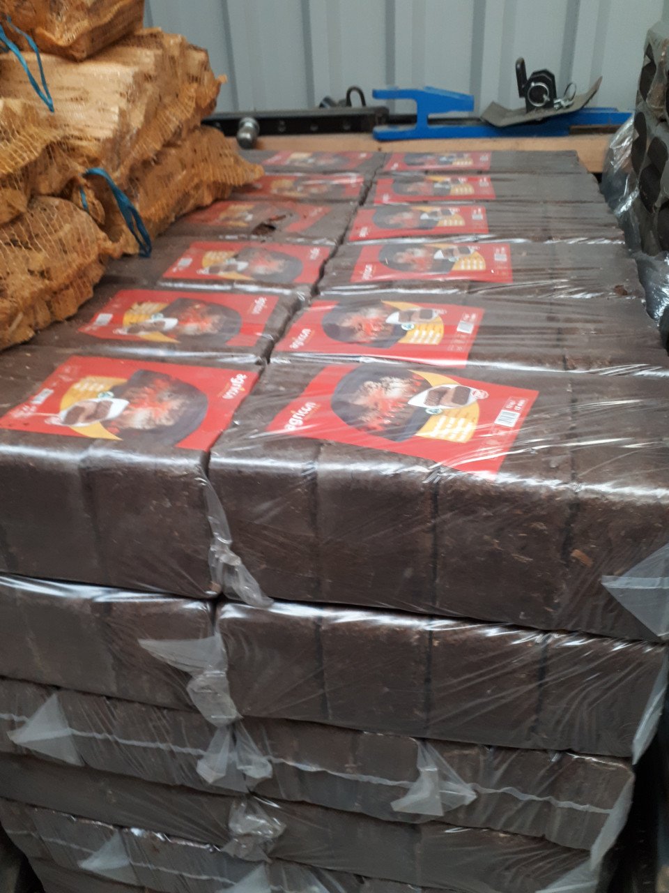 Briketten bruinkool en hout