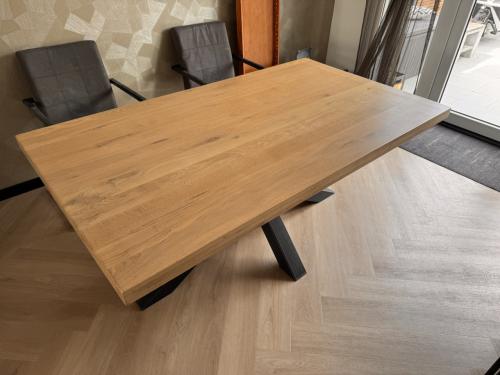 Robuuste eiken eettafel met metalen spinpoot