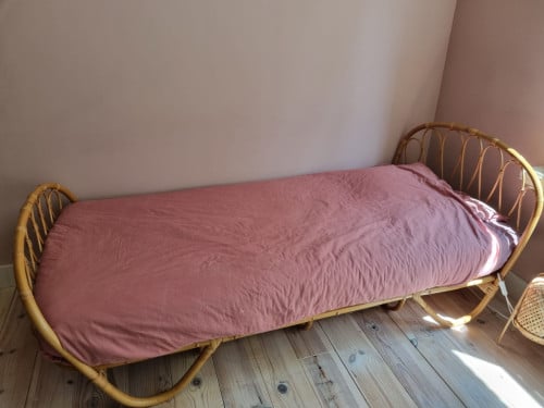 Rotan bed.
