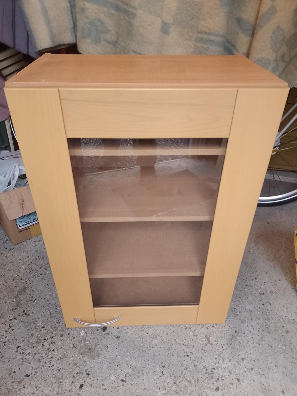 Gratis Houten (keuken)vitrinekastje compleet met hangbeugels