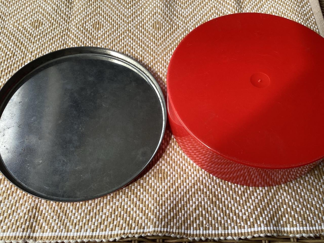 Plastic doos, tinnen deksel