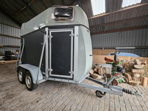 Westtrailers 1.5 paards trailer. Aanpikken en wegrijden.