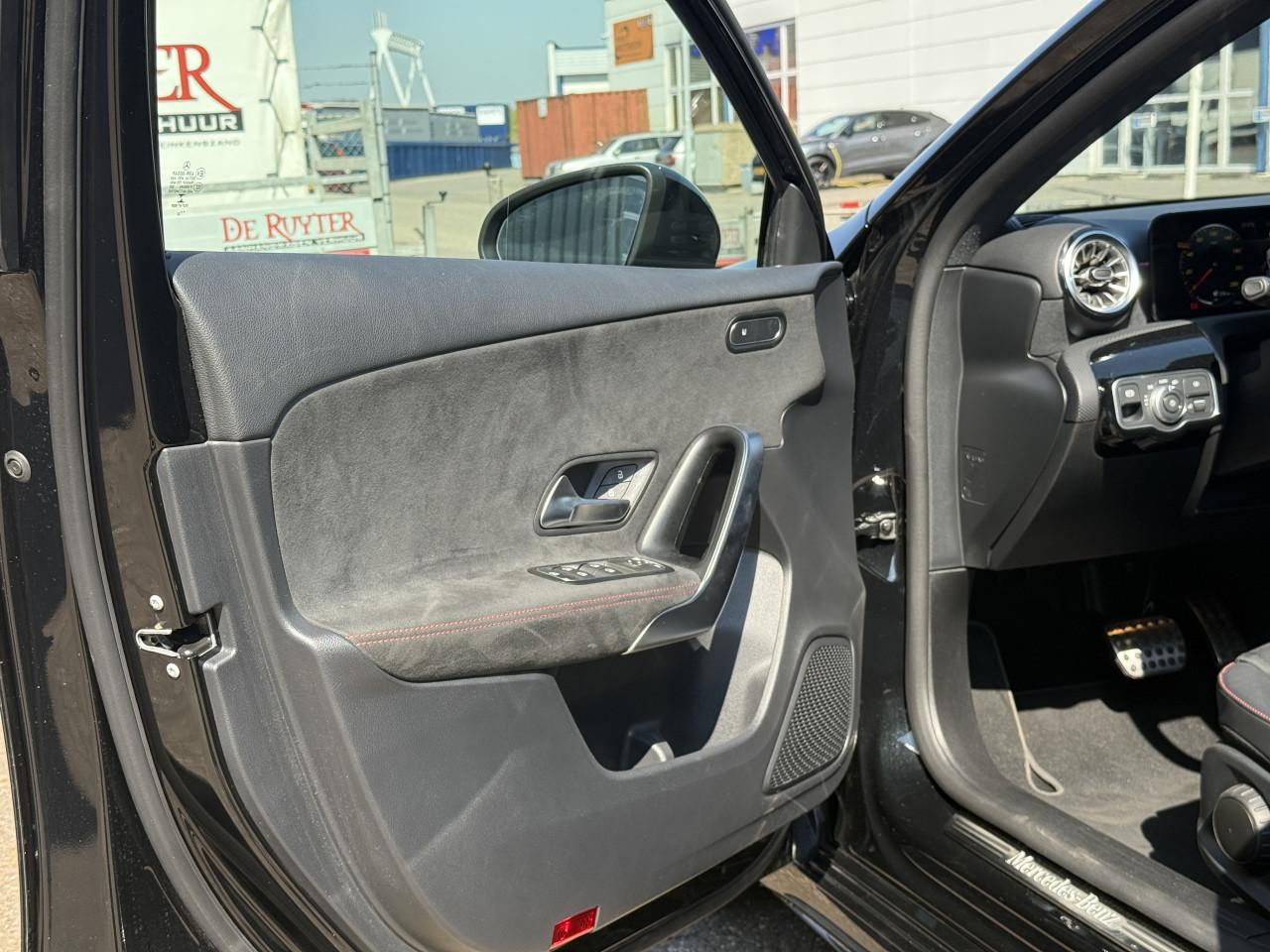 Mercedes-Benz A-klasse - 180 d AMG | Widescreen | Camera | Sfeer | Carplay