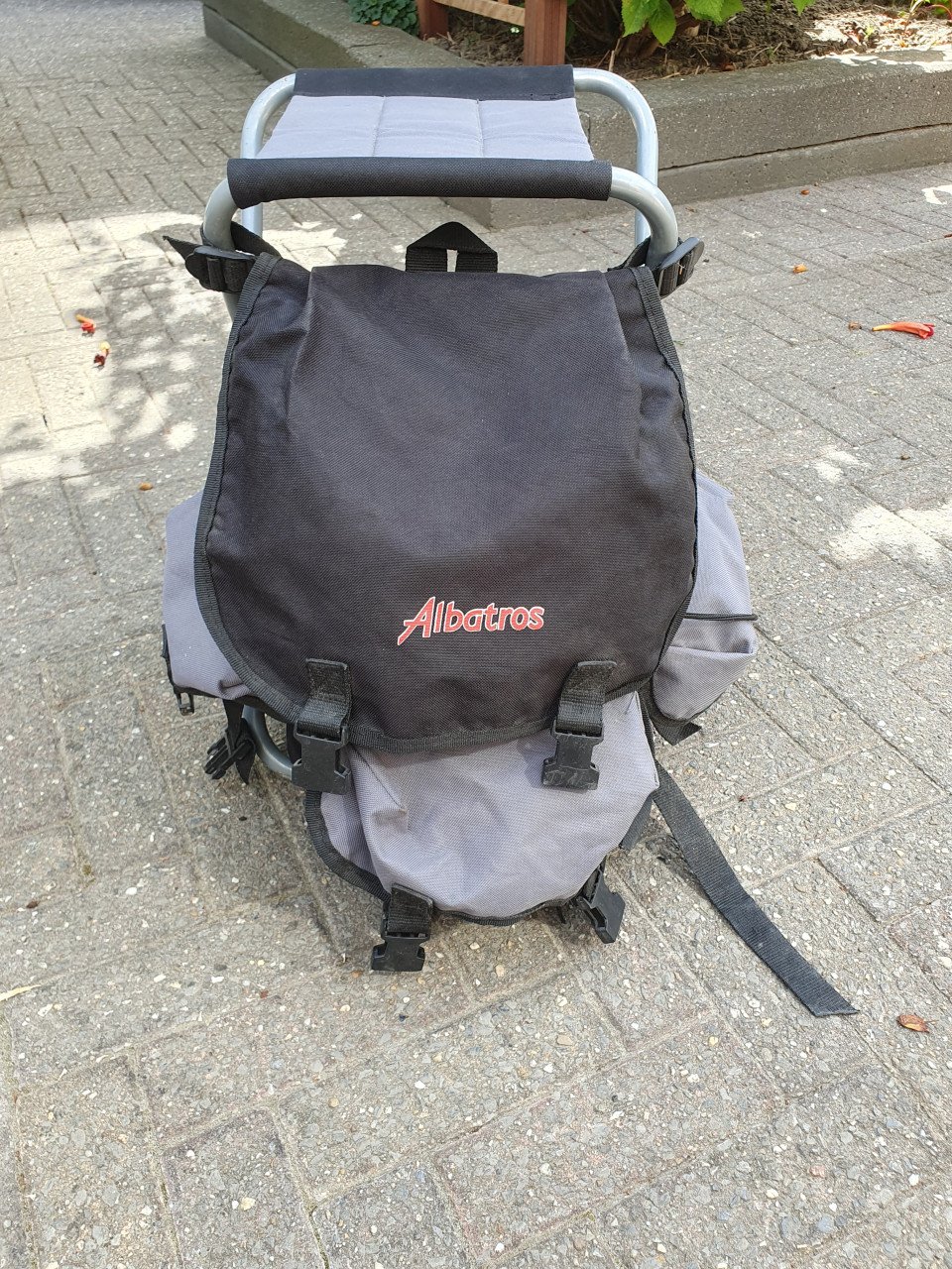 Visstoeltje met rugzak