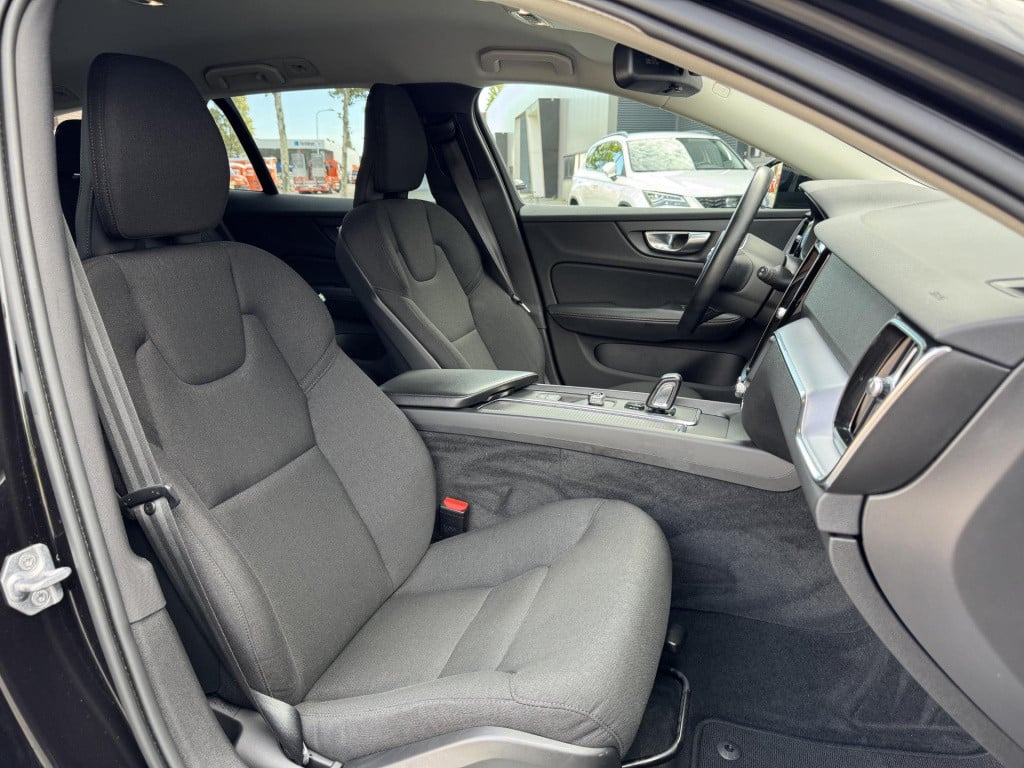 Volvo V60 2.0 b3 momentum advantage 19'' r-design wielen | stuur- + stoelve