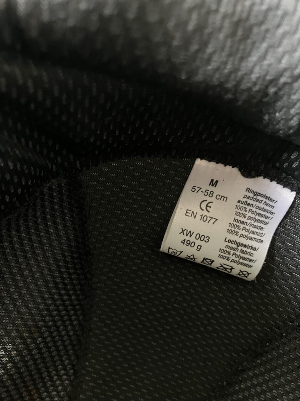 Te koop nog in goede staat een skihelm met bril