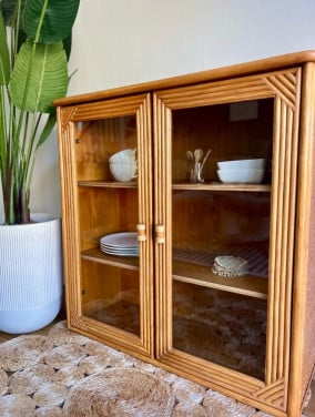 Vintage rotan kastje met glazen deurtjes