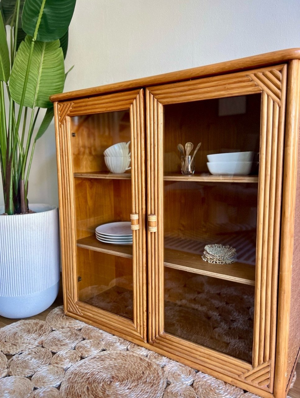Vintage rotan kastje met glazen deurtjes