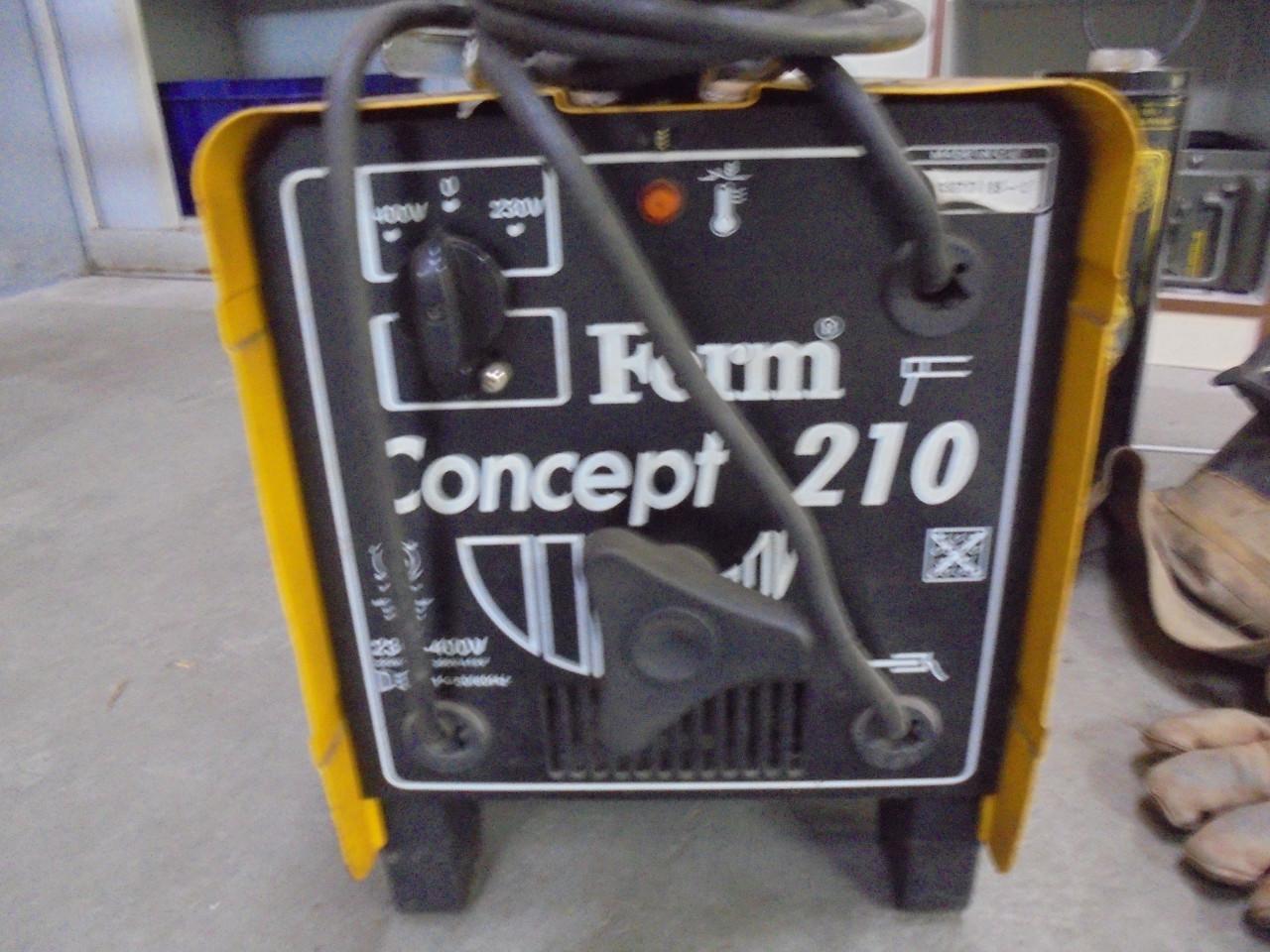 Lastrafo met 3 pakken electrodes, handschoenen en laskap.