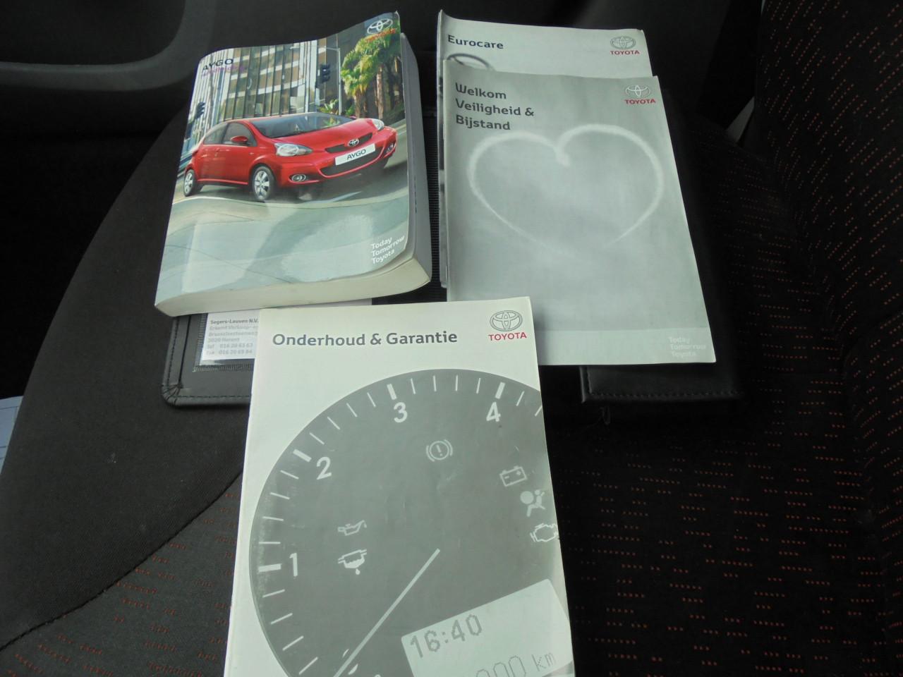 Betrouwbare & Zuinige Toyota Aygo 1.0 Aspiration Red Navigator € 1.250
