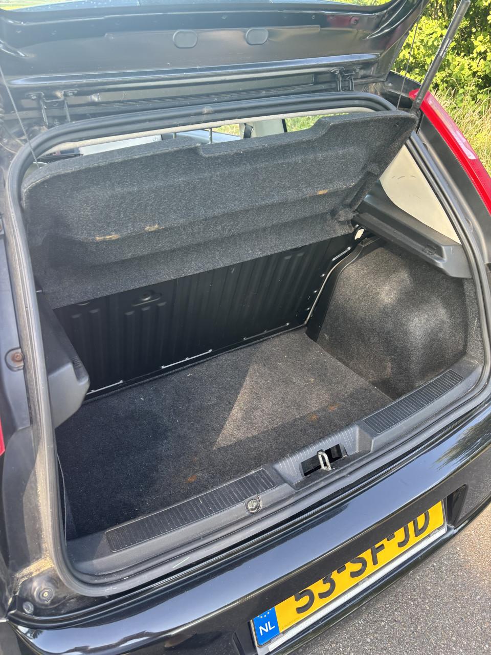 Zwarte fiat punto