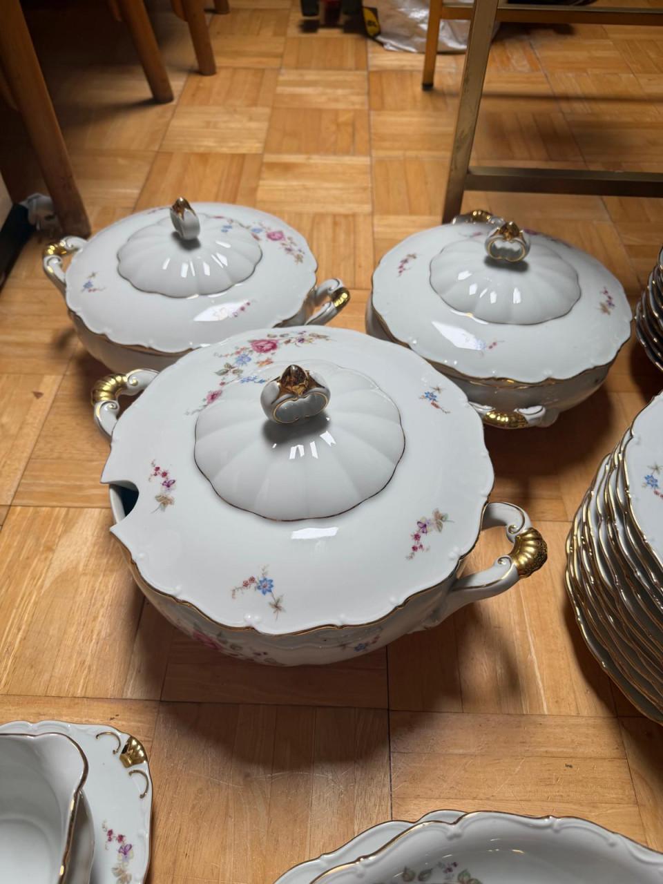 Compleet thee-, ontbijt- en dinerservies met bloemboeketjes