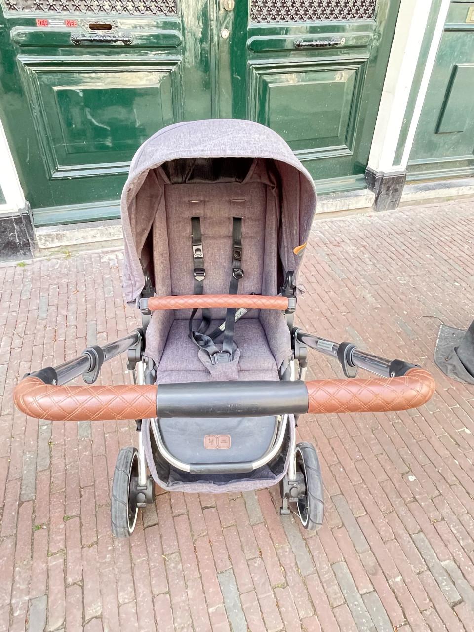 LUXE KINDERWAGEN MET VERING EN LUCHTBANDEN