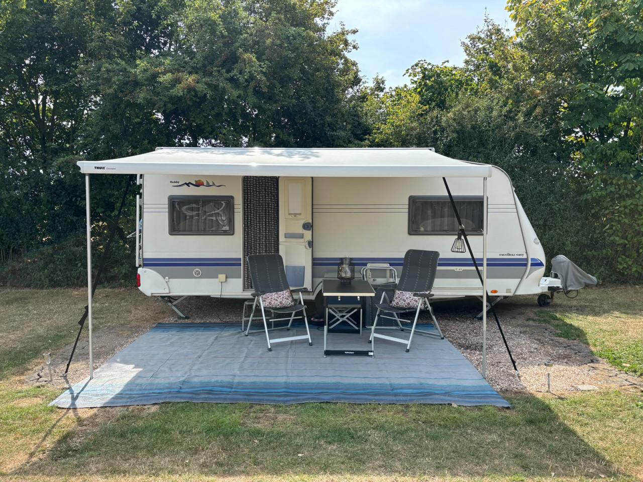 Hobby Excellent Easy met luifel, mover en elektrische uitdraaisteunen.