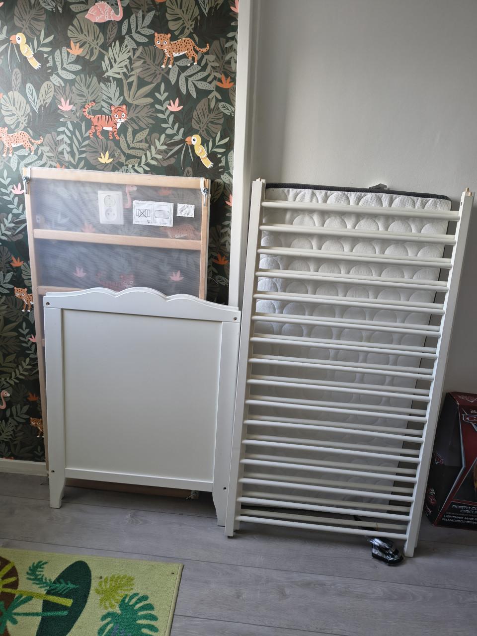 Prachtig wit ledikant, inclusief bodem en IKEA matras 60x120