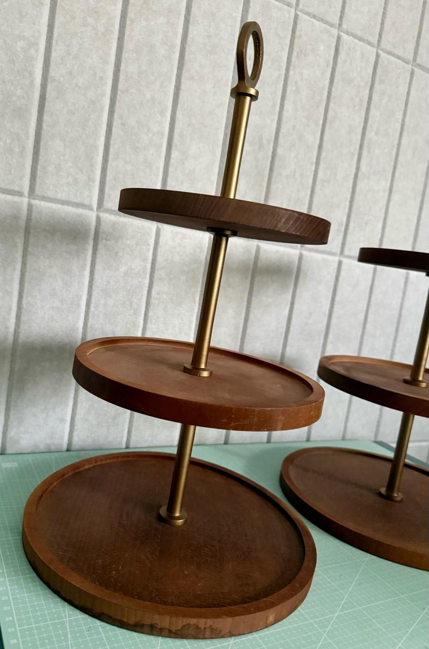 Twee mooie etagère's metaal / hardhout