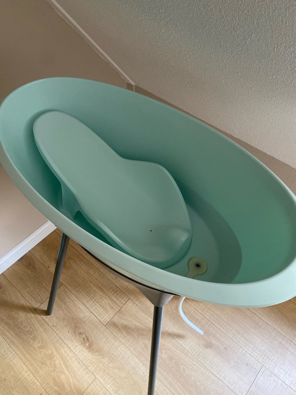 Babybadje Luma met standaard en badinzet