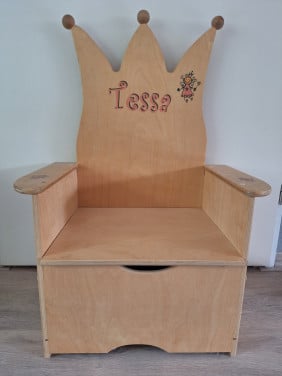 Houten princessenstoel met opbergruimte