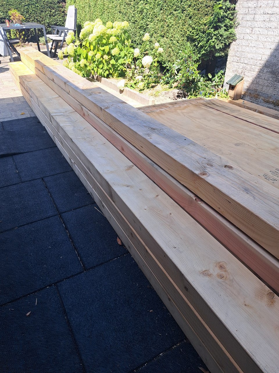 8 vuren houten balken. Zo snel mogelijk ophalen!