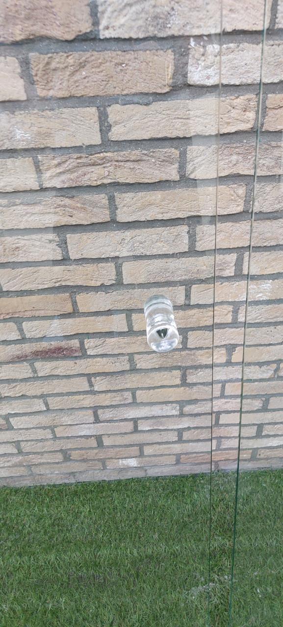 Luxe glazen douchedeur met glazenzijwand