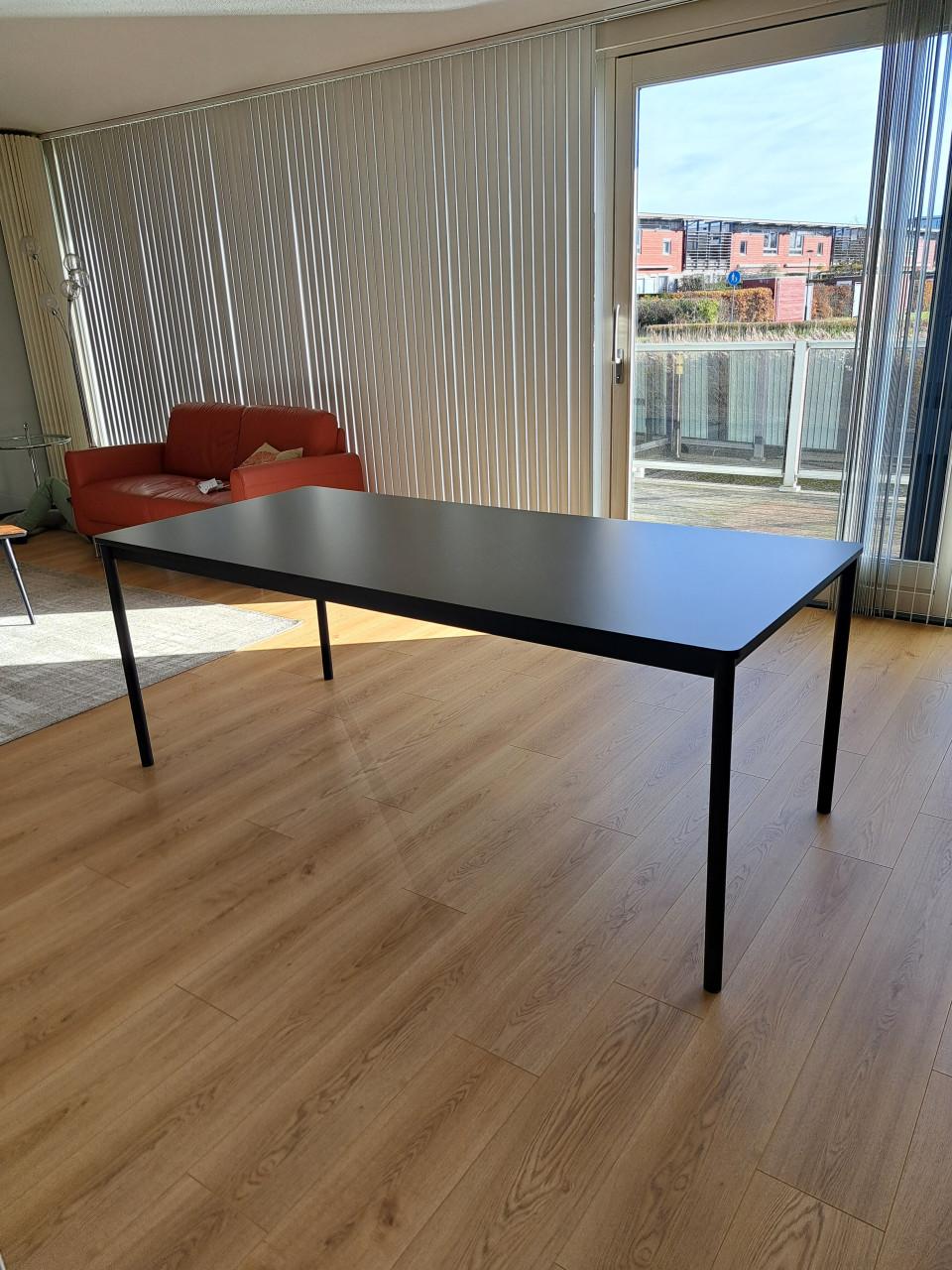 Designtafel Muuto zwart