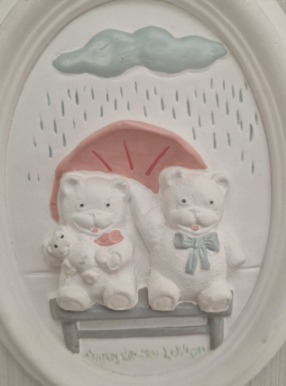 Schattige wanddecoratie van gips met 2 beertjes op een bankje in de regen