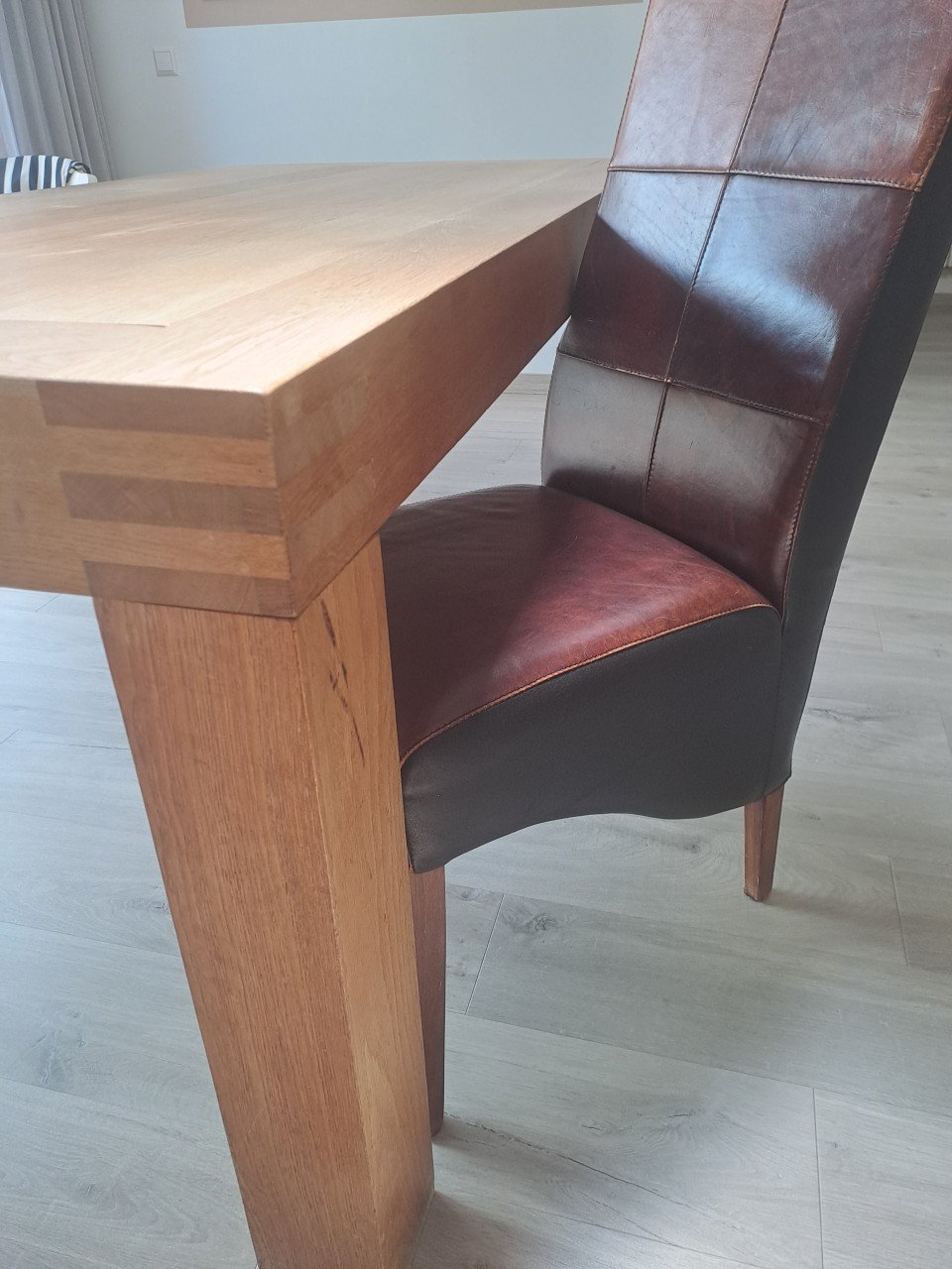 Eettafel evt met 6 leren stoelen