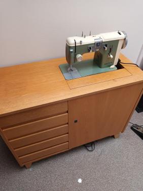 Naaimachine met meubel