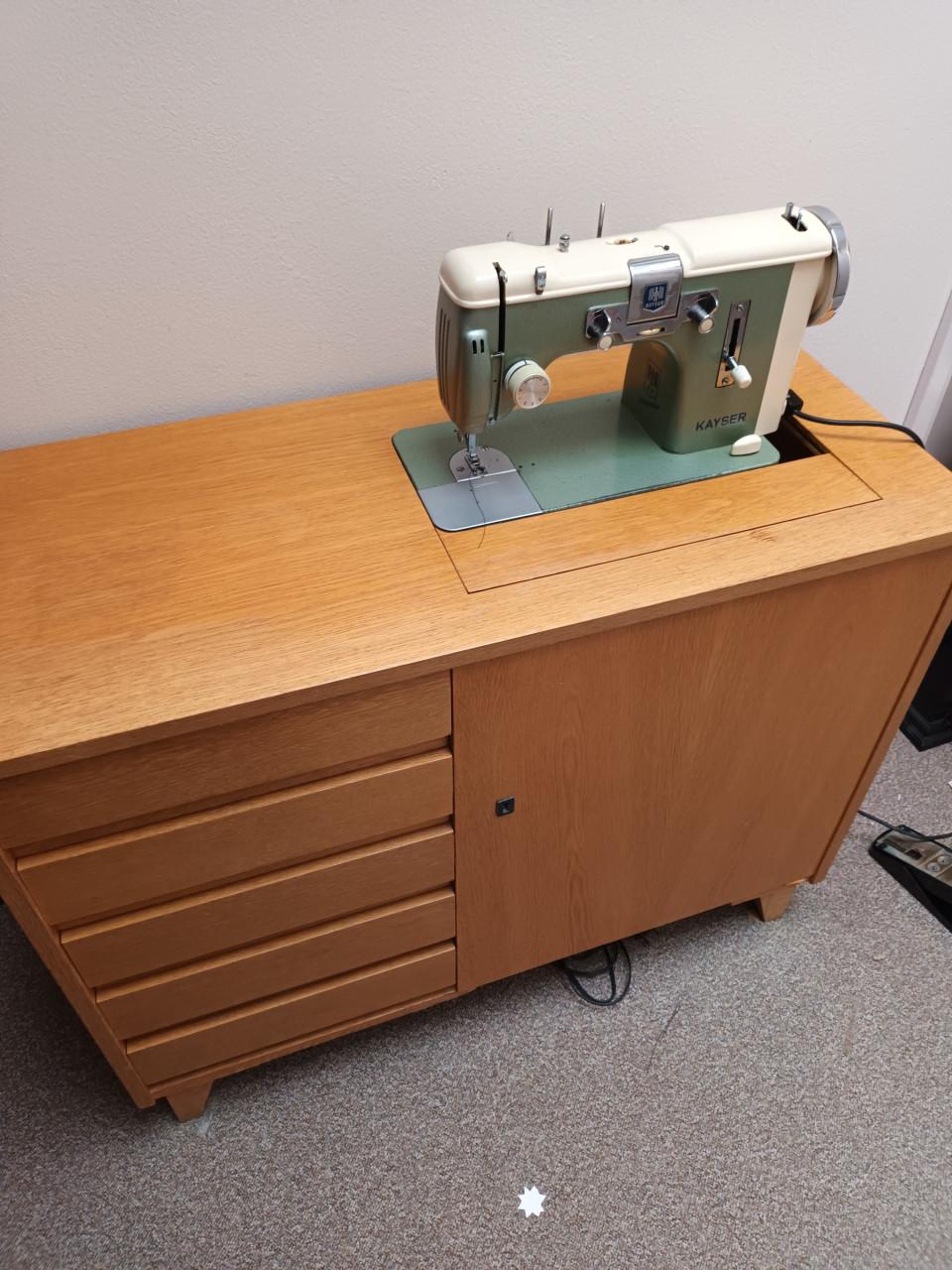 Naaimachine met meubel