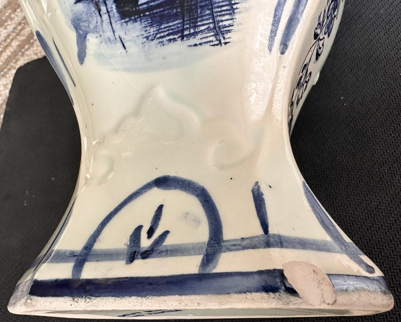 MOOI DELFTS BLAUW KASTSTEL.( HAND BESCHILDERD.)