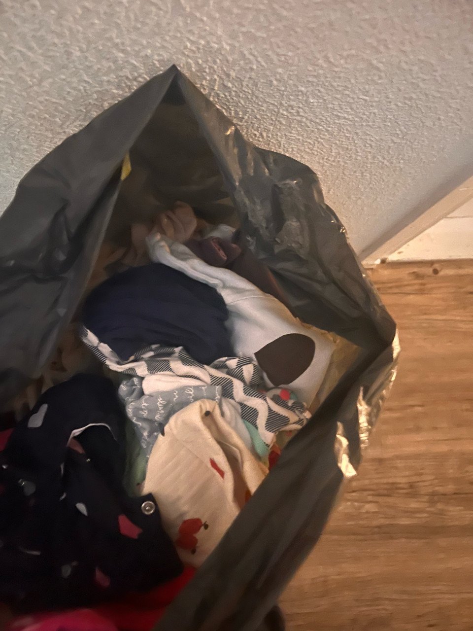 Vuilniszak vol meisjes babykleding. Niet alles gestreken.