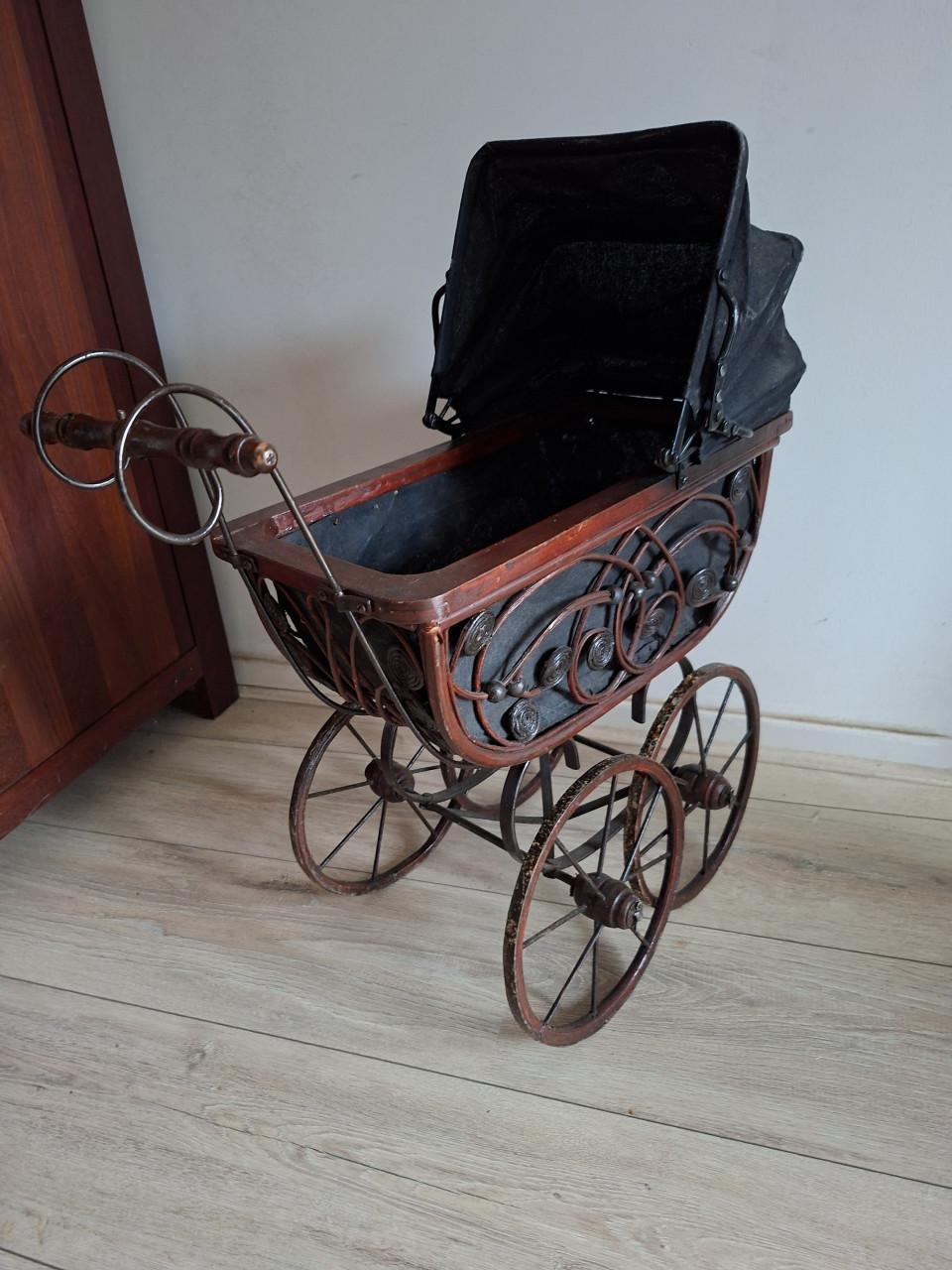 Vintage poppenwagen riet