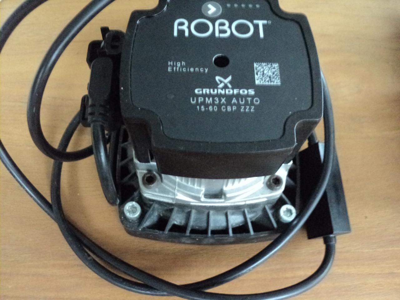 Vrijwel nieuwe POMP voor verdeler vloerverwarming ENERGI ZUINIG