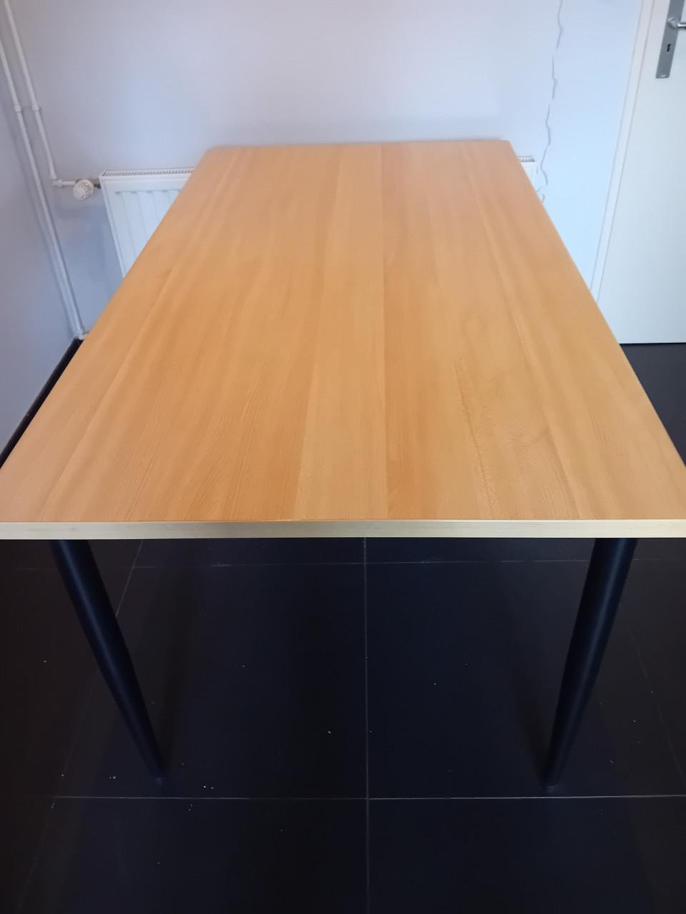 Lichte keukentafel