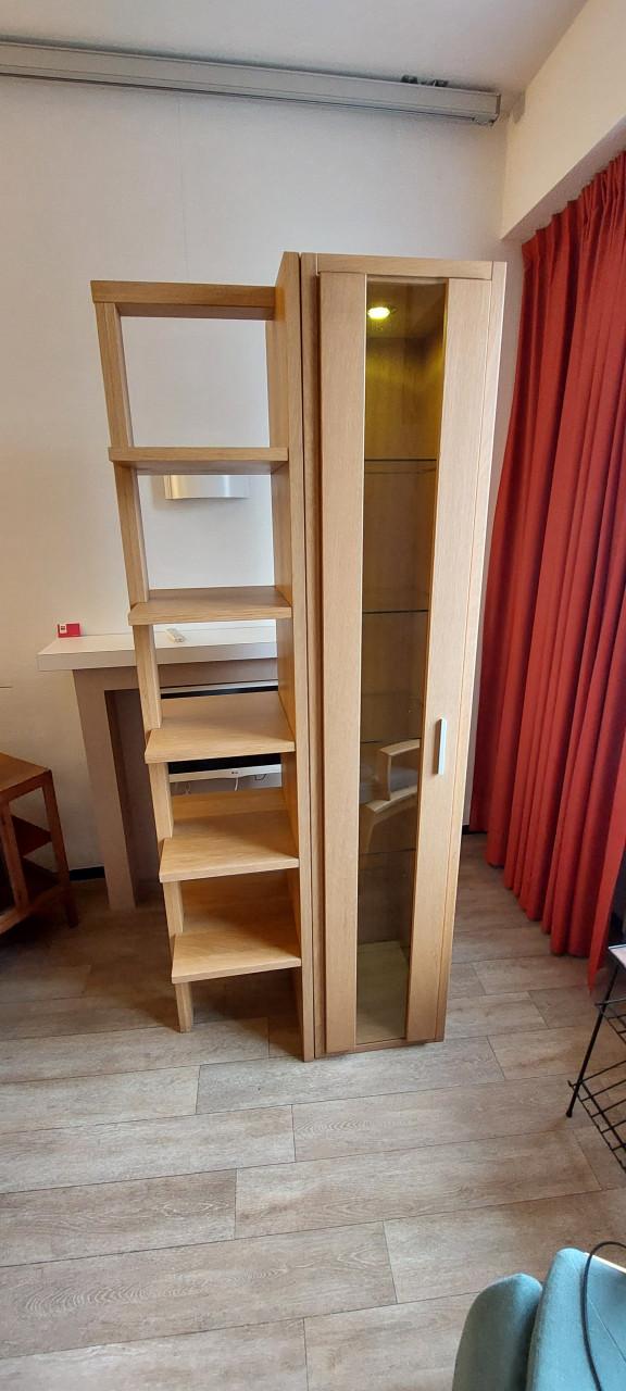 Vitrinekast met glazen plaatjes en gekoppelde boorden