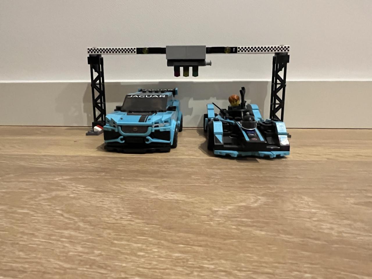 Lego  Formula E Panasonic Jaguar Racing GEN2 car en jaguar i-pace ethrophy