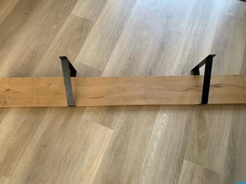 Zeer moiie hardhouten wandplank met steunen