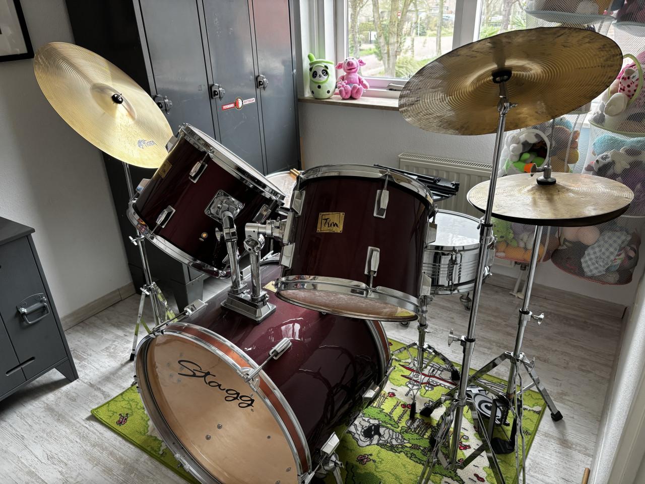 Compleet drumstel met bekkens en stokken