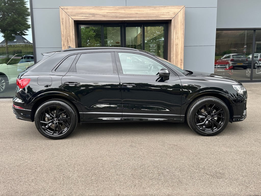 Audi Q3 35 tfsi s-line | panoramadak | zwart optiek | trekhaak | camera | e