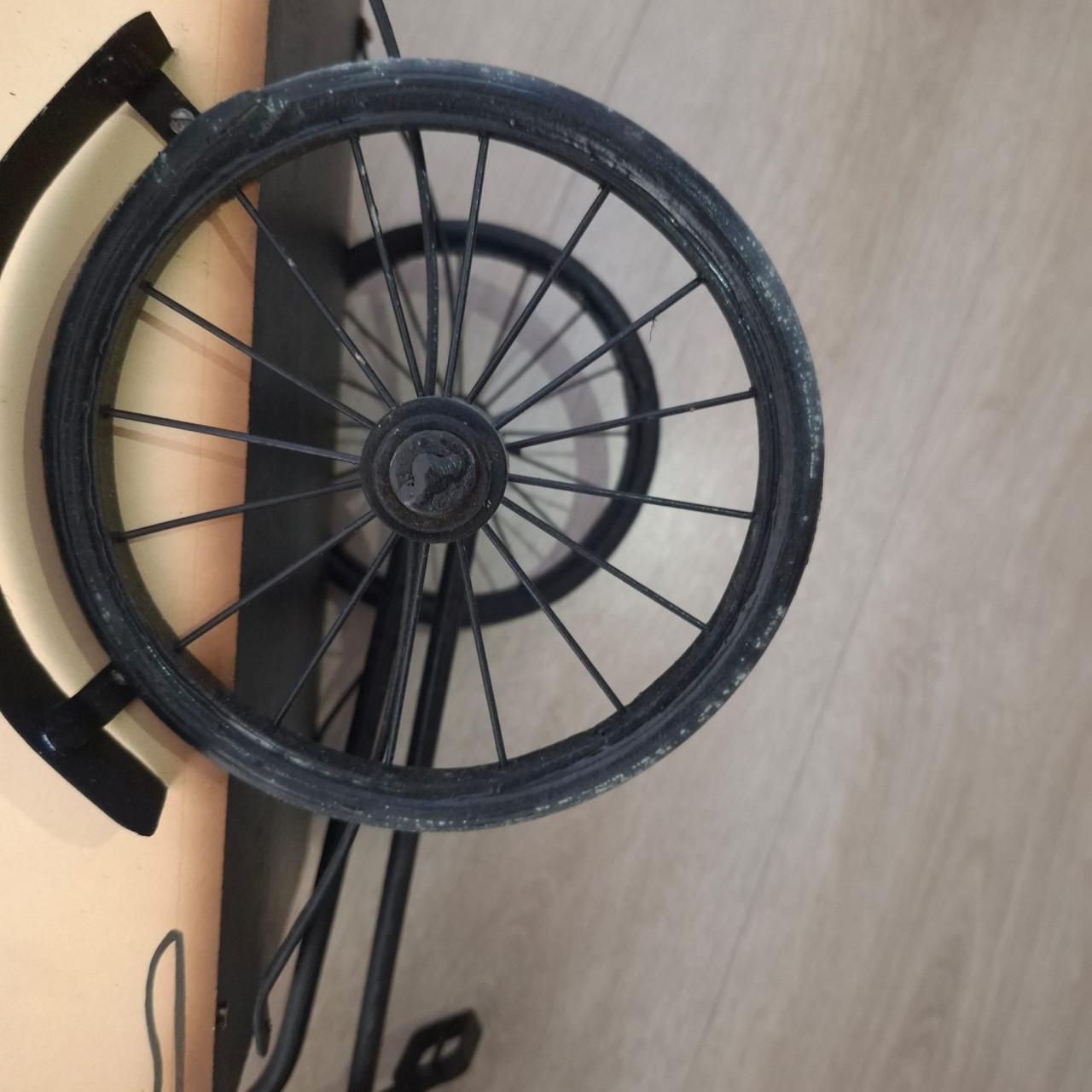Miniatuur nostalgische bakkersfiets/triporteur bakkerskar