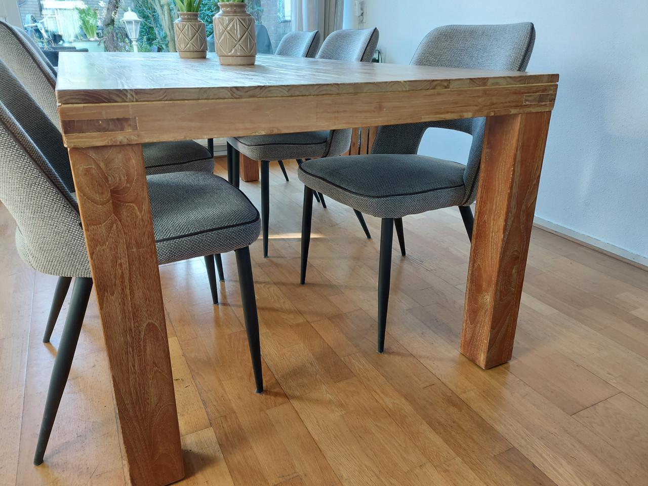 Houten eettafel