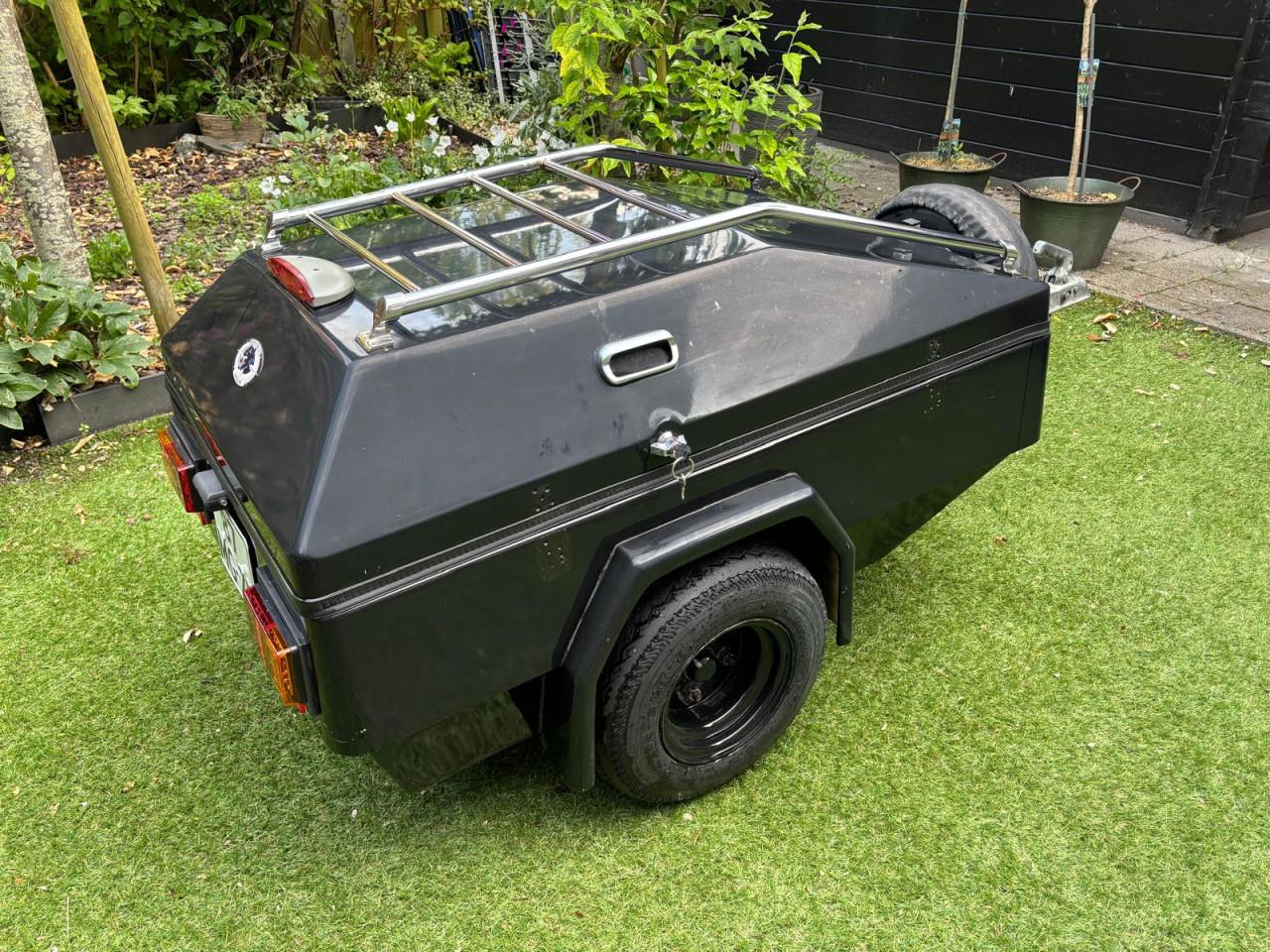 Aanhanger voor motor en/of kleine auto